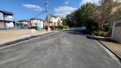 現地（2025年11月14日）撮影。前面道路は広く、車同士がすれ違うスペースが十分にあります。落ち着いた住宅地内で快適な生活を実現してみませんか＾＾