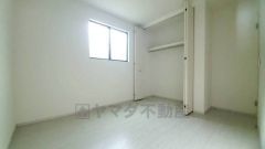 暖かい日差しが差し込む洋室。たっぷり収納できるクローゼット付きでお部屋の中をすっきりと快適に保てます。