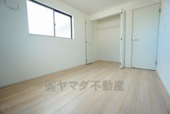 同仕様写真。暖かい日差しが差し込む洋室。たっぷり収納できるクローゼット付きでお部屋の中をすっきりと快適に保てます。