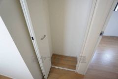 2階の廊下にも収納を確保。各居室に入りきれなかった荷物や、2階で使用する日用品のストック置き場に便利です。