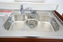 広々としたステンレスシンクには、洗剤やスポンジを収納出来るラック付き。広さも確保しているので、大きなお鍋も洗いやすいです。