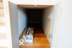 奥ゆきがあるのでスーツケースやシーズンオフの家電品などの大型の荷物を収納する事が出来ます。