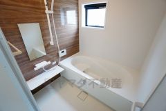 同仕様写真。広々1坪タイプの浴槽ユニットでゆったりくつろげるバスルーム。窓、浴室乾燥機付きで換気・雨の日の洗濯もばっちり＾＾