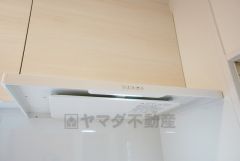 お手入れが簡単なスリム型レンジフードです。調理により発生する油煙や臭いを吸い込み、屋外へ排気してくれます。