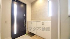 採光も考えられた明るい玄関です。大容量のシューズボックスは家族全員の増えがちな靴や物をすっきり収納できます。