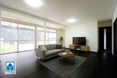 家具はイメージです。 広々約24帖のLDK。家族が集いやすく、くつろぎやすいリビングです。 思い思いの時間を過ごしたり、家族みんなで食事をしたり、素敵な団らんの場になりますね。