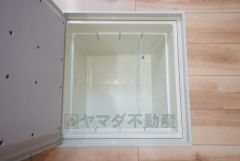 同仕様写真。キッチンにある床下収納は、居住スペースを減らさずに買い置きの調味料や非常食などを保管することができます。