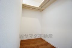 同仕様写真。収納力豊富なウォークインクローゼット。洋服や小物などを1箇所にまとめて美しい収納を実現します。スーツケースのような大型の荷物も置けます＾＾