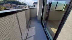 南側に面したバルコニーは日当たり良好です。お洗濯物も気持ちよく干せそうです。日光浴をしたり、星を眺めたりも良いですね^^