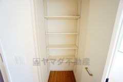 まとめ買いしてもこの収納量なら心配要らずのパントリー。調理家電や食品のストックをすっきりまとめられ、キッチン周りを広々使えます。