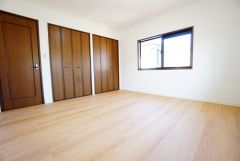 住む人のこだわりを活かす洋室。日当たりがよく、寝室としての利用もおすすめ。広めのクローゼットには荷物をすっきり片付けられ、ゆとりのある暮らしが出来ます＾＾