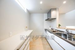 カウンタートップは耐熱性に優れており、日ごろのお掃除もふき取るだけでＯＫ。ステンレスシンクも簡単にお掃除できますよ。