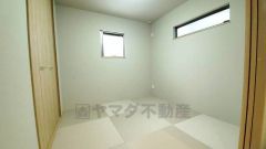 リビング隣には、ホッとできる和室を用意。お子様のお昼寝スペースや書斎としてなど、いろいろとお使い頂けます。