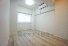 明るい洋室です。ナチュラル色のフローリングで開放的な優しい雰囲気になっています＾＾ベッドや机、ＴＶを置いてもゆとりのある広さです。