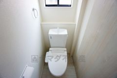 温水洗浄機付トイレです。節水機能もあるので、安心して使えますね。もちろん、1階2階の2ヶ所にトイレがあるので、忙しい朝にもゆとりができますね。