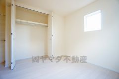 暖かい日差しが差し込む洋室。たっぷり収納できるクローゼット付きでお部屋の中をすっきりと快適に保てます。