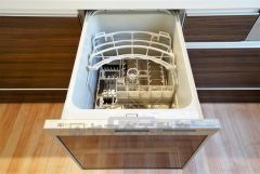 同仕様写真。家事の時間が短縮できるフルオープンで開けやすい食器洗い乾燥機付。食事後に家族とのくつろぎタイムをしっかり取れます。
