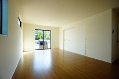 大きな掃き出し窓のあるリビングは、陽光あふれる明るい空間です。ゆったりと寛げる憩いの場となりそうです。