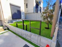 お子様と公園に行けない日も、のびのびお庭で遊べるのがうれしいですね。ガーデニングやお子様のプールなど大活躍です＾＾