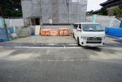 現地（2025年10月7日）撮影。駐車スペースはゆとりある並列4台分を確保。（車種による）マイカー用に、お客さま用に、余裕を持ってご利用いただけます。