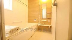 1日の疲れを癒すくつろぎのバスルーム。足を伸ばしてもゆったりと入れるサイズです。お子様と一緒にお風呂に入っても狭くないですね^^