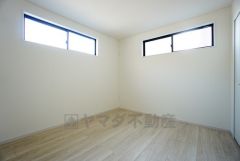 2面採光を確保した明るい室内は、風通しも良く、大変居心地の良い空間となっております。日当たりがよく、子供部屋としての利用もおすすめ。