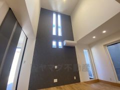 リビング上部は暮らしにゆとりと安らぎを与える開放感いっぱいの吹き抜け。上下階の一体感も家族のふれあいを演出。