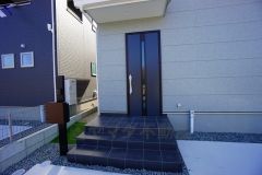 家の顔となる玄関扉がかっこいいと、たくさんの人を招き入れたくなりますね＾＾奥まって設置されており、雨にも濡れにくくなっています。