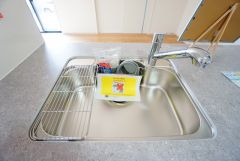 広々とした凸型シンクに洗剤ポケットを標準装備。大きなお鍋など洗いやすいです。