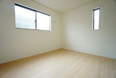 机やベッドを置いても広々とした空間です＾＾日当たりがよく、子供部屋としての利用もおすすめ。