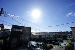 2階バルコニーからの眺望です。前面に遮るものがなく景色を一望できます。南向きで、日当たりも良好。お洗濯物が良く乾きます。
