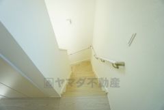 小さなお子様やご高齢の方でも安心できる、手すり付き階段。段差も低めで設定されており、安全性にも優れています。