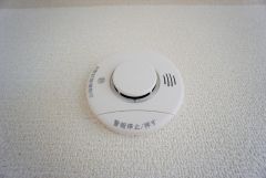 同仕様写真。火災報知器が設置されていることで、火災の発生をいち早く感知し、就寝中や留守中でも素早く危険を知らせてくれるため、家族の安全を確保し被害を最小限に抑えられます。