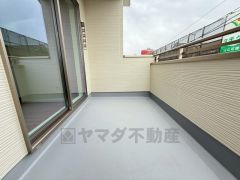 陽当たりの良いバルコニーです。お洗濯やお布団干しはもちろん、日光浴スペースにも。足元は防水工事施工済です。