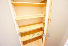 ストックやアルバム、たまにしか見ない書類などの収納に便利な廊下収納。扉付きなので見た目もスッキリ＾＾