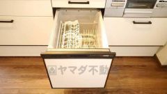 家事の時間が短縮できるフルオープンで開けやすい食器洗い乾燥機付。食事後に家族とのくつろぎタイムをしっかり取れます。