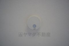 火災発生をいち早く知らせてくれる火災報知器は標準装備です。