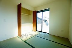 リビングからの続き間として和室をご用意しました。普段はリビングとつなげて開放的なスペースとして、来客時には客間としてお使いいただけます。