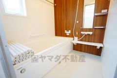 1日の疲れを癒すくつろぎのバスルーム。足を伸ばしてもゆったりと入れるサイズです。お子様と一緒にお風呂に入っても狭くないですね＾＾