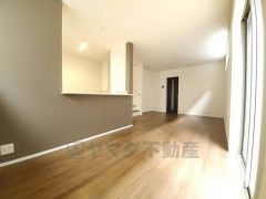 広々とした設計で、家族が集いやすく、くつろぎやすいリビングです。