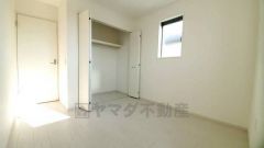 暖かい日差しが差し込む洋室。たっぷり収納できるクローゼット付きでお部屋の中をすっきりと快適に保てます。