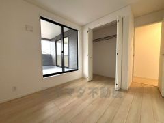 暖かい日差しが差し込む洋室。たっぷり収納できるクローゼット付きでお部屋の中をすっきりと快適に保てます。