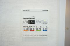 雨の日の洗濯も安心できる浴室暖房乾燥機付き浴室。リモコンで操作もボタン1つで簡単。