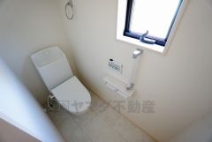 同仕様写真。温水洗浄機付トイレです。節水機能もあるので、安心して使えますね。もちろん、1階2階の2ヶ所にトイレがあるので、忙しい朝にもゆとりができますね。