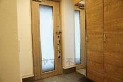 同仕様写真。たっぷり収納できるシューズボックスです。家族全員の靴がきれいに整頓できます。棚の上にお花や写真を飾っても良いですね。