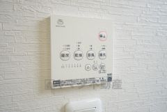 浴室暖房乾燥機付き。天候に左右されず、いつでも好きなときに洗濯物を干せるので、仕事や家事で忙しい方に重宝します。