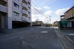 前面道路は広く、車同士がすれ違うスペースが十分にあります。落ち着いた住宅地内で快適な生活を実現してみませんか＾＾