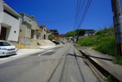 ゆったりとした5ｍ幅の道路をはさんでいることで陽射しを遮られることなくとても明るいです。