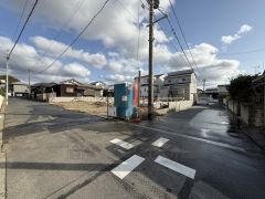 現地（2026年3月4日）撮影。大型車の通行が少なく、騒音や振動が少ないので静かで快適な生活を送れます。落ち着いた住宅地内で快適な生活を実現してみませんか。