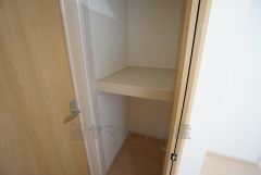2階の廊下にも収納を確保。各居室に入りきれなかった荷物や、2階で使用する日用品のストック置き場に便利です。